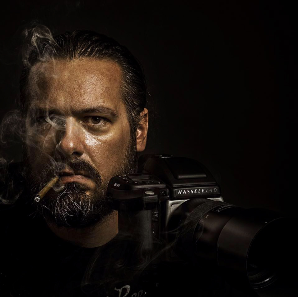 Fotograf Dušan Křístek s fotoaparátom Hasselblad